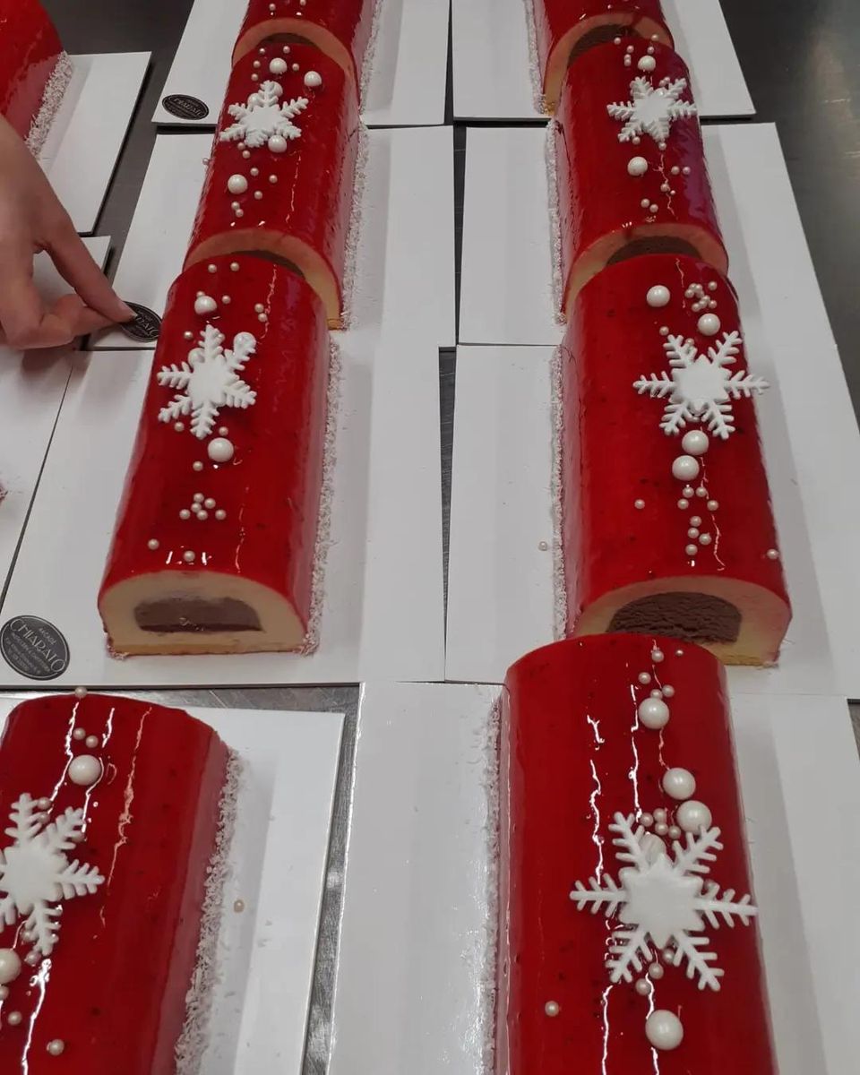Tronchetti di Natale con glassa rossa e fiocchi di neve