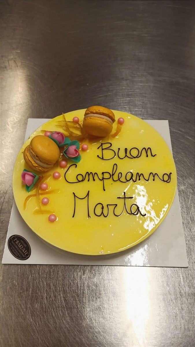 Semifreddo tondo al limone con macaron e dedica