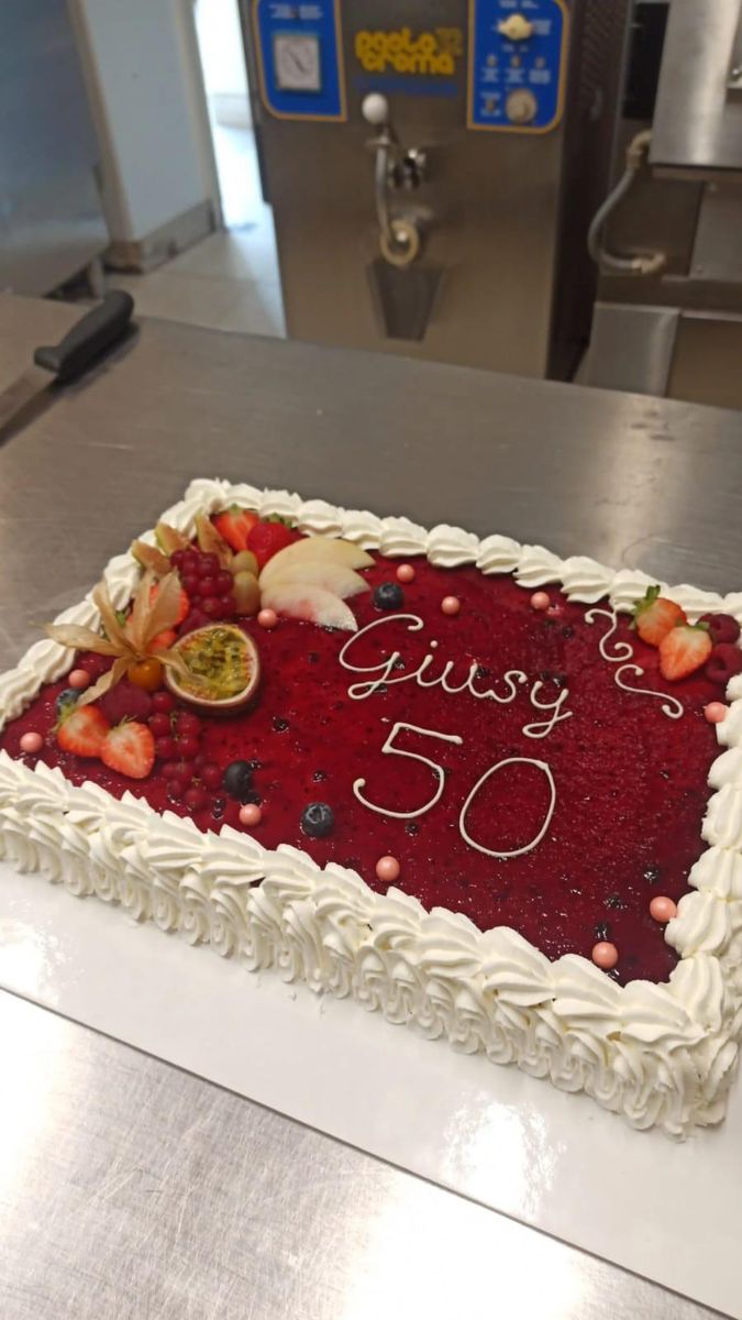 Semifreddo ai frutti rossi con dedica di compleanno