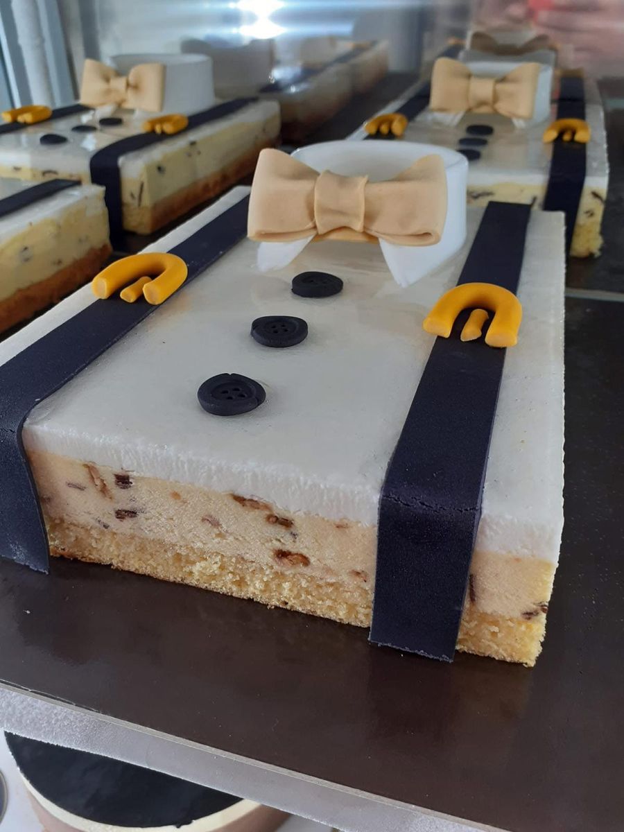 Semifreddo decorato con papillon di zucchero